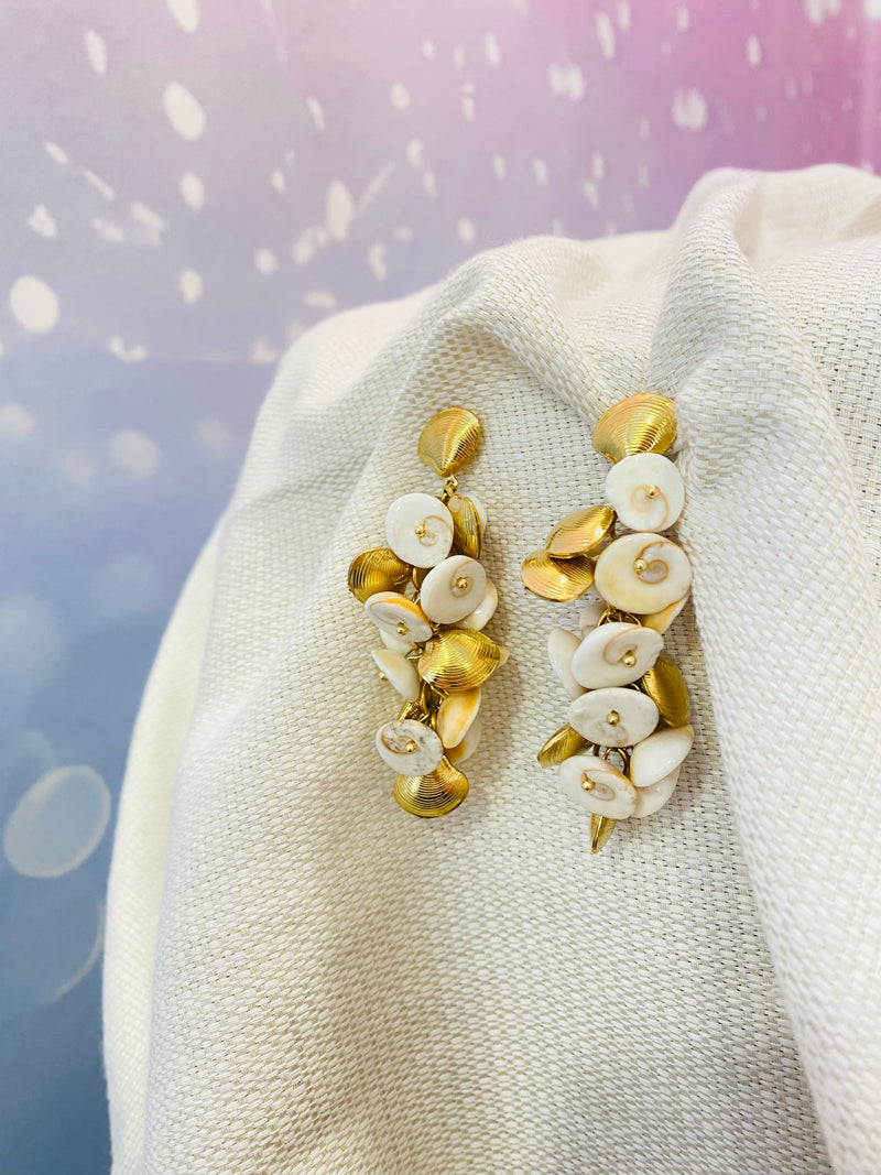 Boucles d'oreilles coquillage et acier inoxydable, légères et tendance. Le mariage subtil du doré et des coquillages crée un effet lumineux et élégant, idéal pour compléter une tenue décontractée ou plus habillée. Légères et confortables, elles sont parfaites pour un look au quotidien. 🌊💖