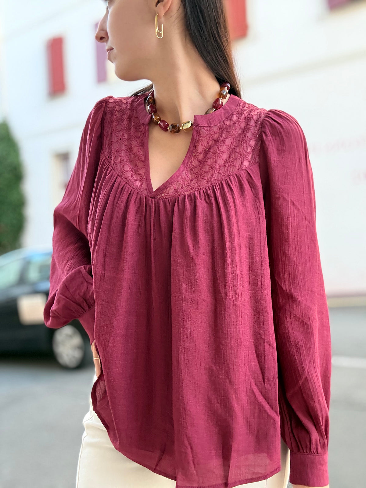 Blouse bordeaux fluide à broderie ajourée et col V