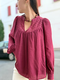 Blouse bordeaux fluide à broderie ajourée et col V
