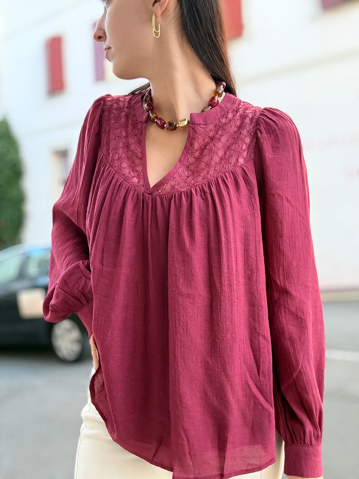Blouse bordeaux fluide à broderie ajourée et col V