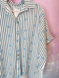 chemise rayée noire et fleurs bleues en coton léger