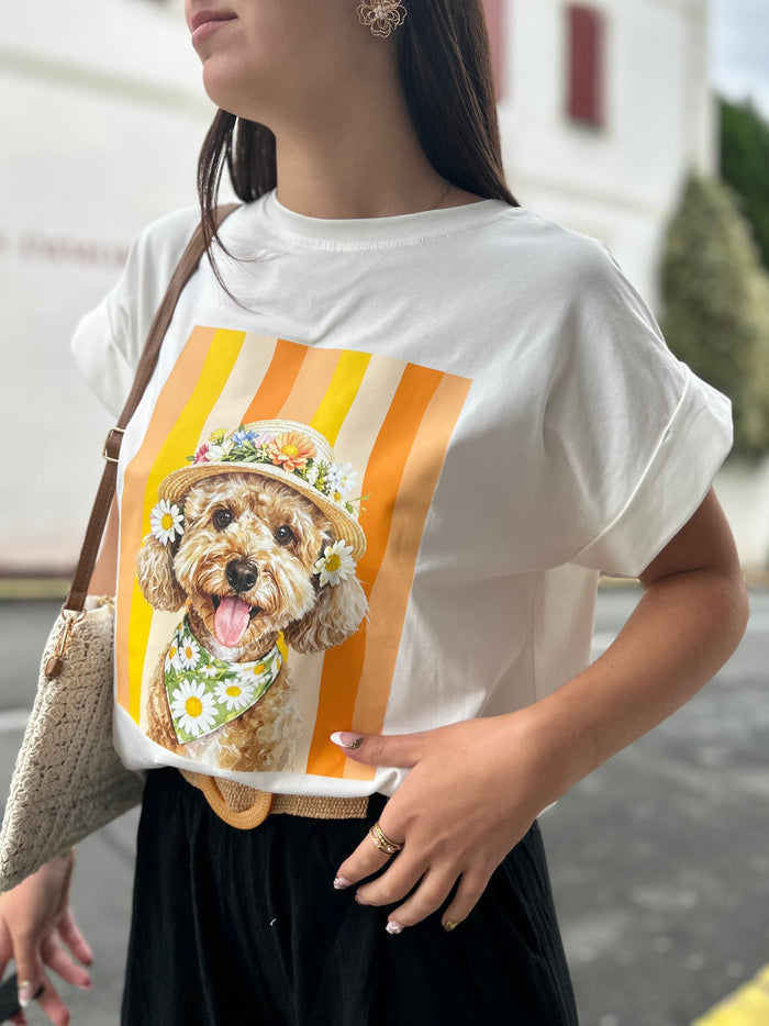Chien mignon fleurs été 