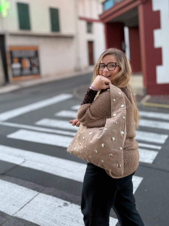 🤎 Sac allongé taupe à clous – Douceur et caractère