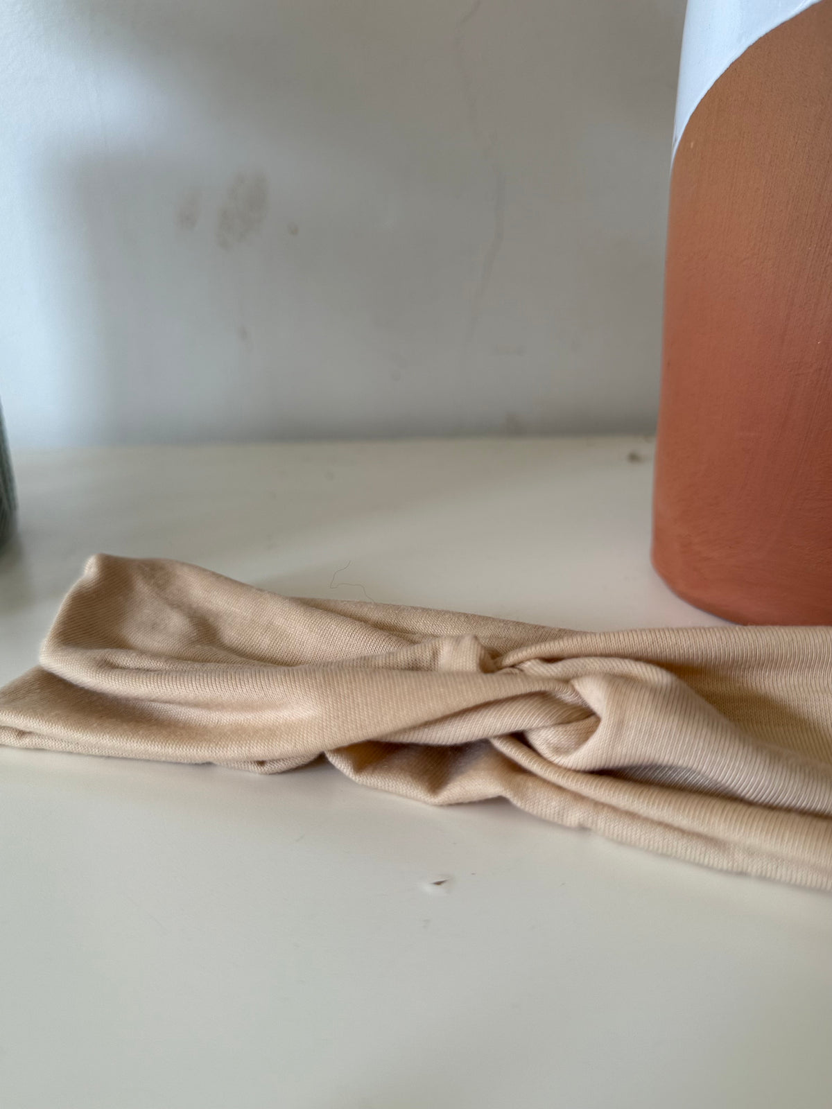 ✨ Bandeau cheveux noué – L’allié des matins pressés