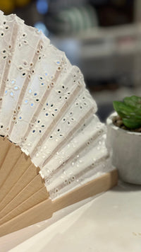 Éventail en bois dentelle anglaise