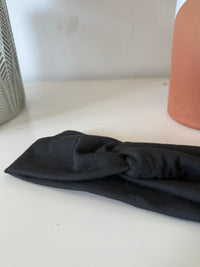 ✨ Bandeau cheveux noué – L’allié des matins pressés