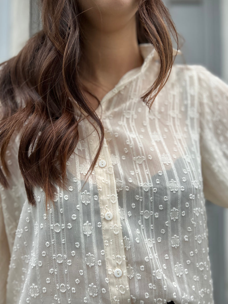 🤍 Blouse plumetis écru – Délicate et lumineuse