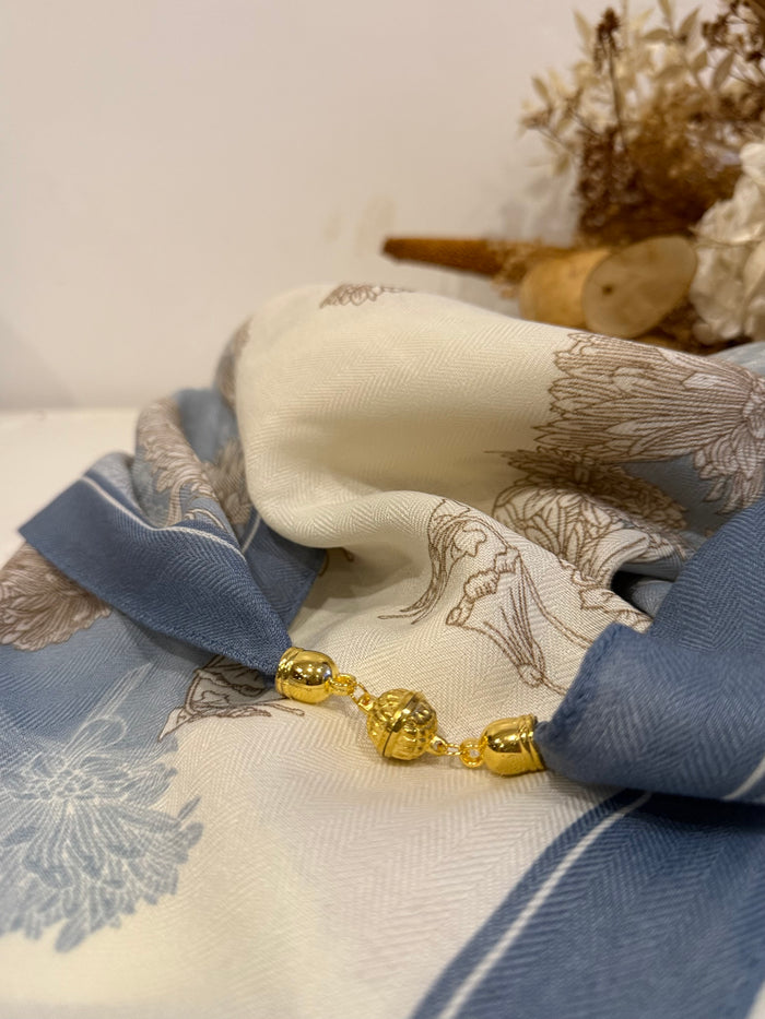 ✨ Foulard carré à aimant – L’élégance facile au quotidien