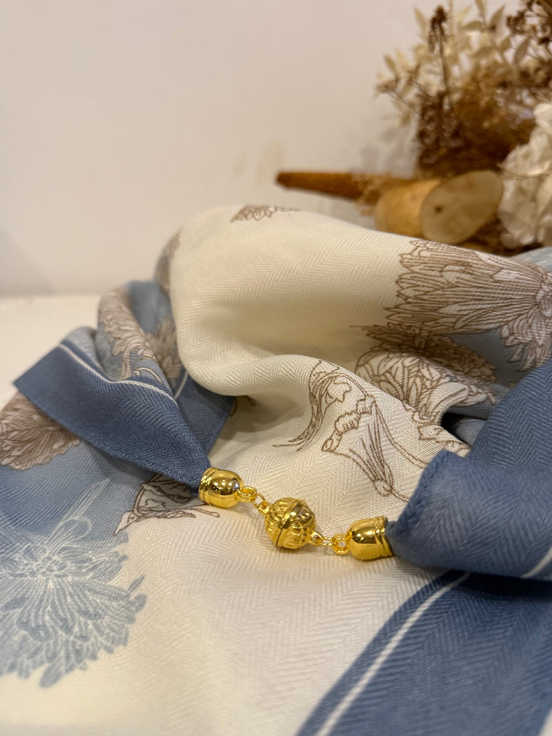 ✨ Foulard carré à aimant – L’élégance facile au quotidien