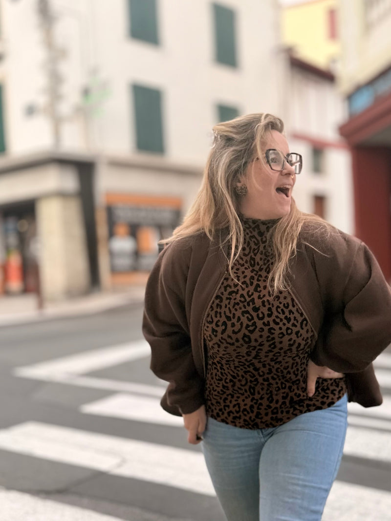 🤎 haut résille léopard marron – l’indomptable élégant