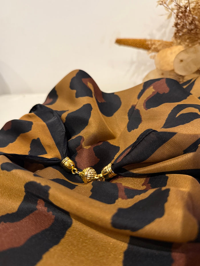 ✨ Foulard carré à aimant – L’élégance facile au quotidien