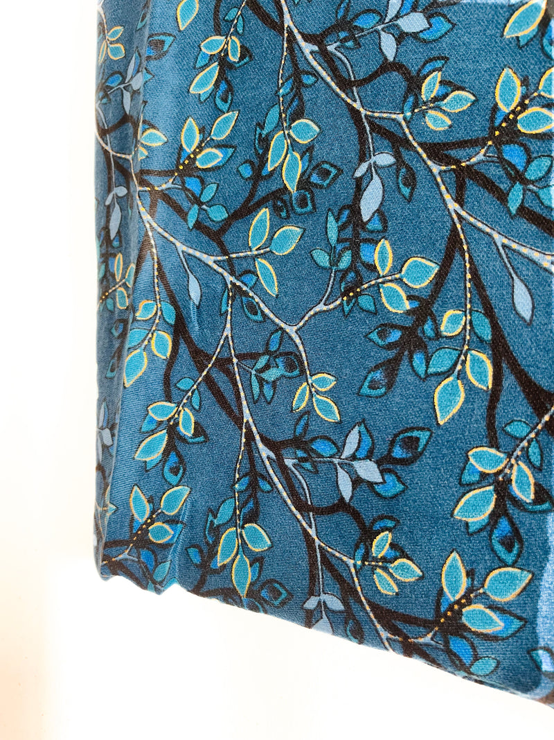 Grand foulard . Avec dorure . Bleu