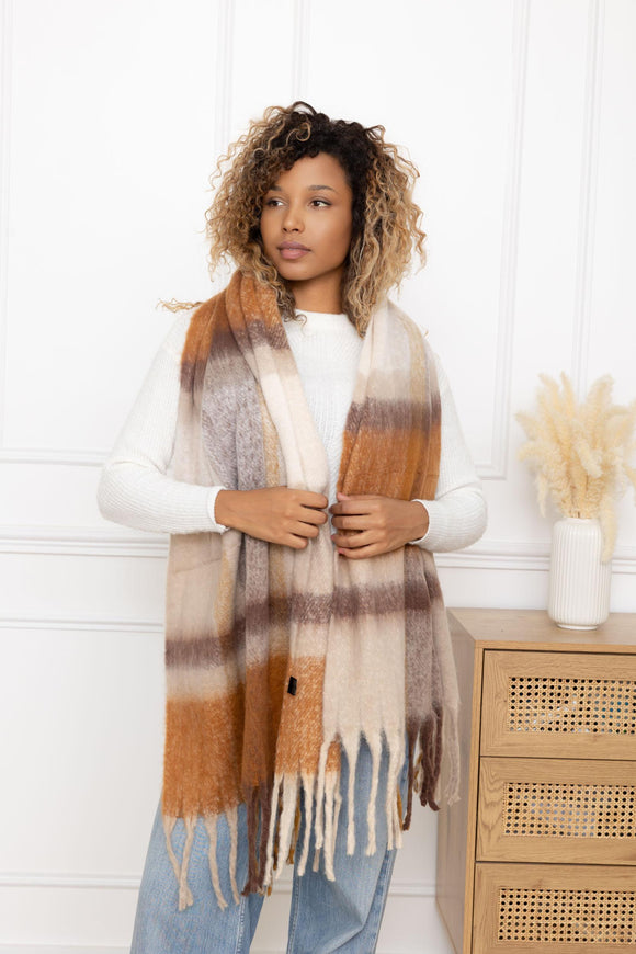 🧣 Écharpe Rayée Beige & Chocolat – L’élégance en toute simplicité