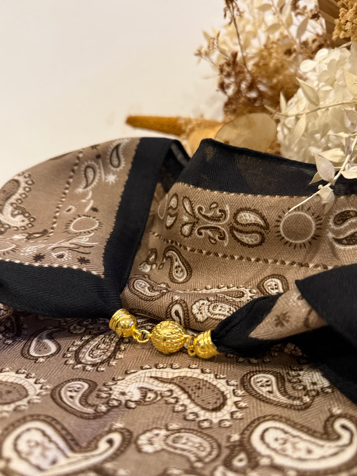 ✨ Foulard carré à aimant – L’élégance facile au quotidien
