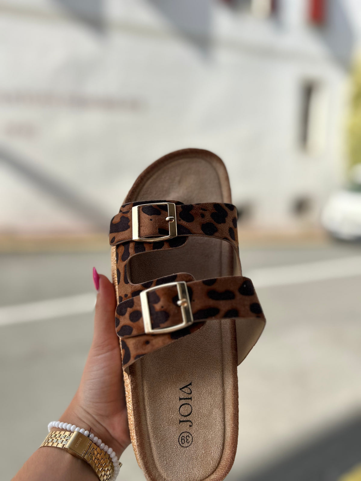 Mules Femme Imprimé Léopard – Triple Bride Boucles Dorées & Semelle Raphia Plateforme