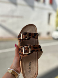 Mules Femme Imprimé Léopard – Triple Bride Boucles Dorées & Semelle Raphia Plateforme