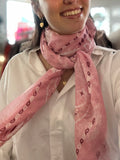Foulard carré à motif bandana porté autour du cou avec une chemise blanche, format 113x113 cm, style printemps chic.