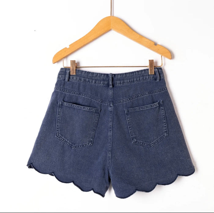 Short Tulipe Marine - vue de dos, poches arrière et ourlet festonné, coupe taille haute bleu marine