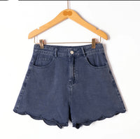 Short Tulipe Marine - vue de face, ourlet festonné en forme de pétales, jean 100% coton fin bleu marine