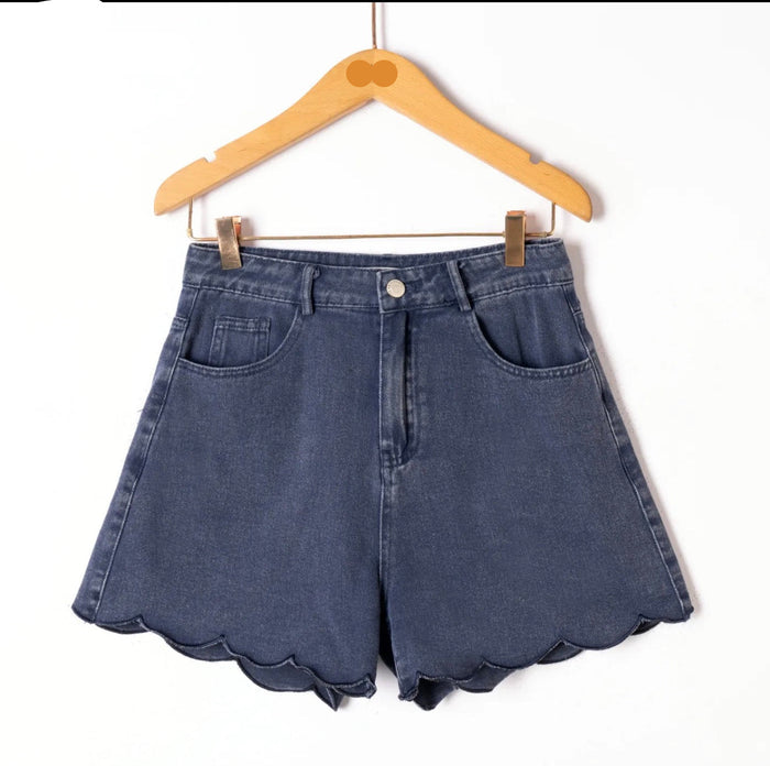 Short Tulipe Marine - vue de face, ourlet festonné en forme de pétales, jean 100% coton fin bleu marine