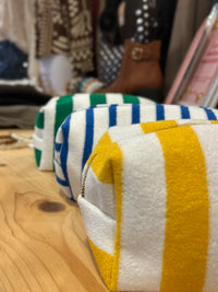 ☀️ Trousse rayée en matière éponge – Le crush de l’été