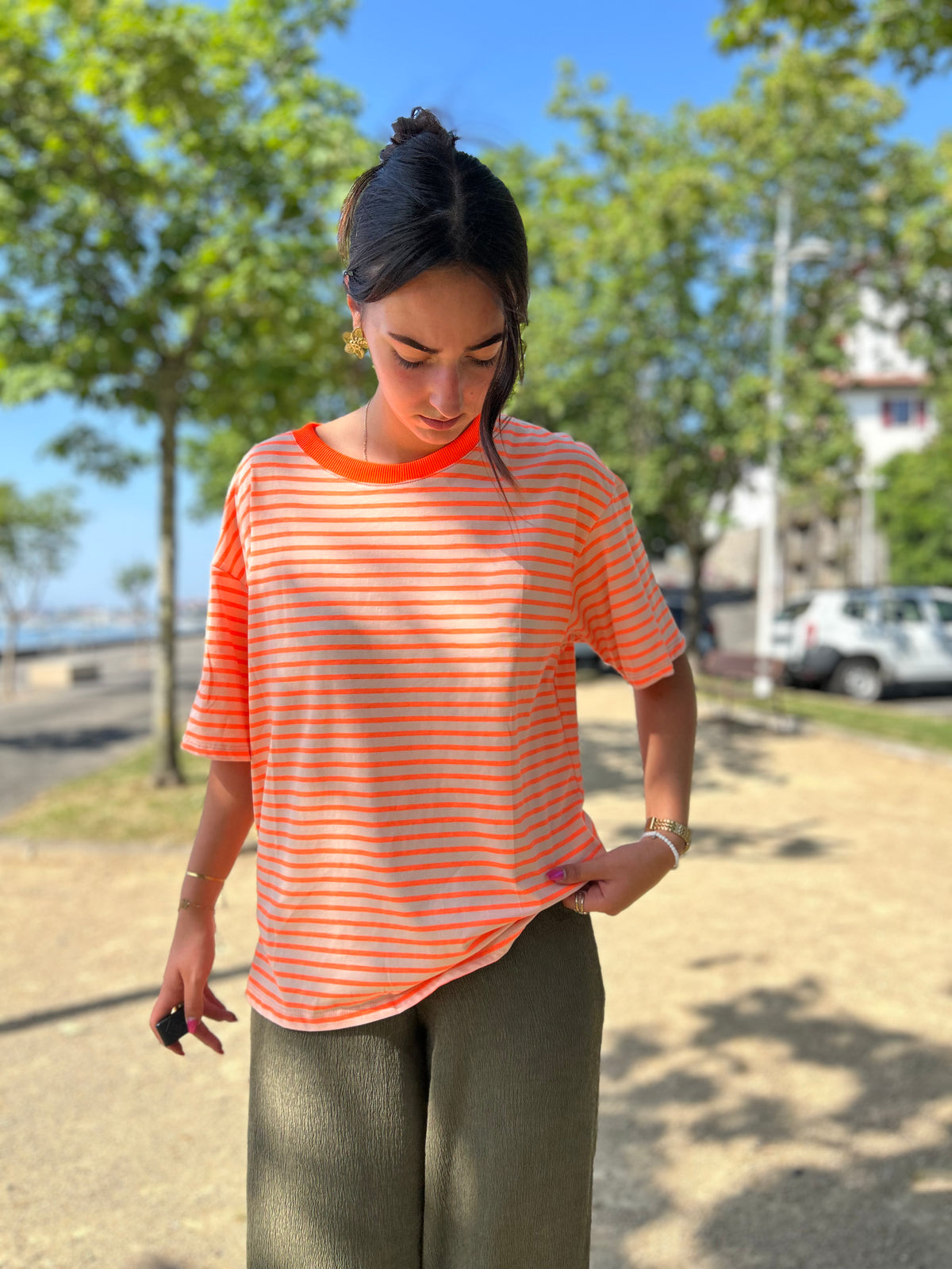 T-shirt RayéFluo – 100% Coton Été 2026