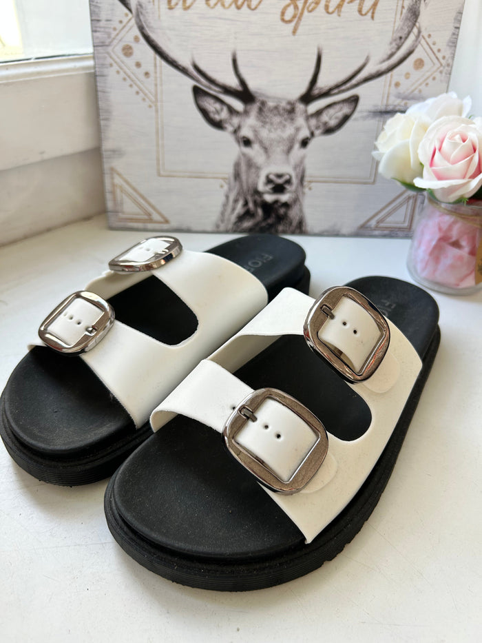 Sandales Double Bride à Boucles