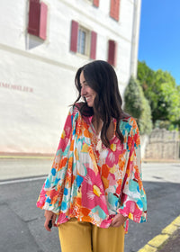Blouse florale manches ballon vue de trois quarts, imprimé floral coloré, coupe oversize fluide made in Italy