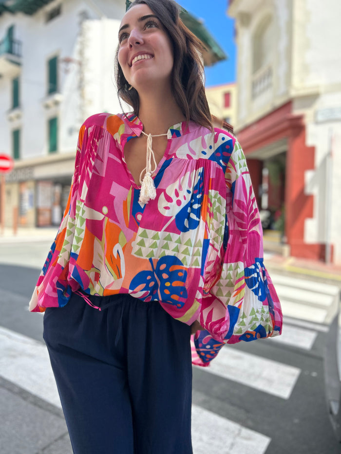 Blouse imprimé tropical manches ballon vue de trois quarts, imprimé graphique coloré, coupe oversize fluide made in Italy