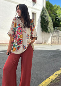 Blouse florale bohème vue de face, imprimé fleurs colorées, coupe oversize fluide made in Italy