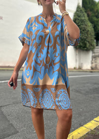Robe imprimée bohème bleu ciel et camel – vue de côté