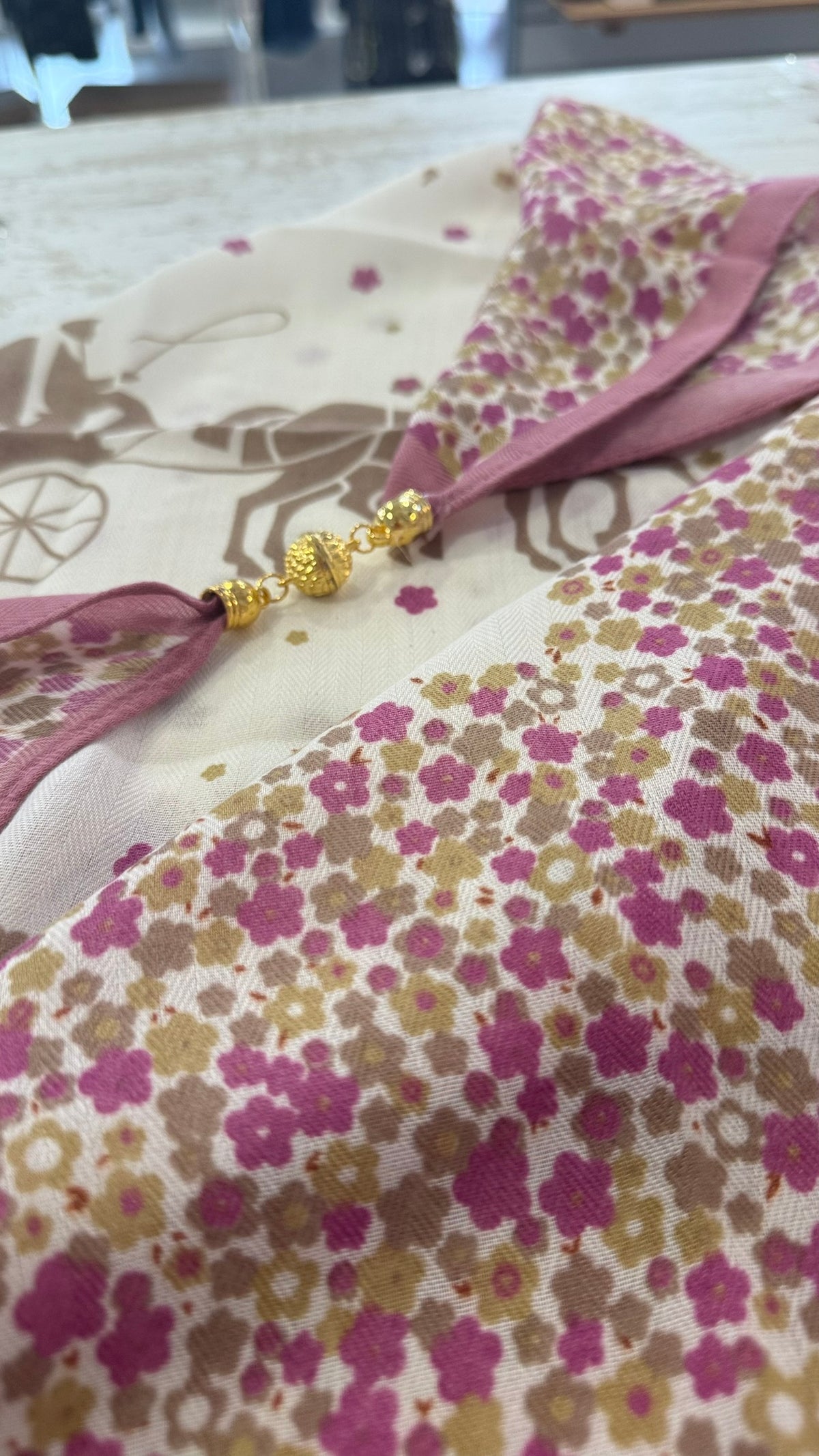 Foulard Carré Magnétique - Notre Bestseller