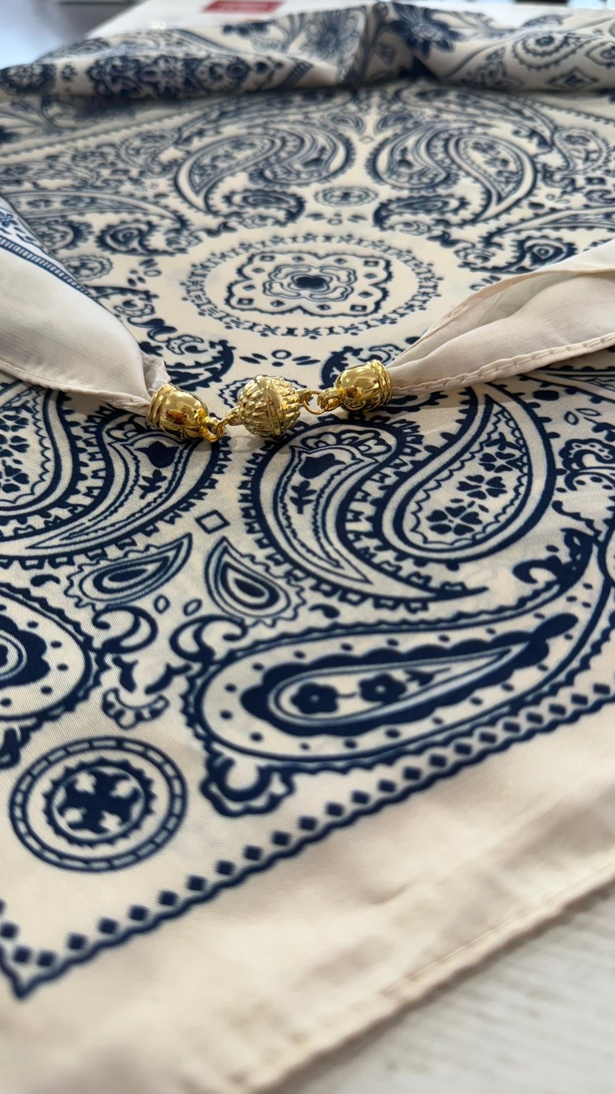 Foulard Carré Magnétique - Notre Bestseller