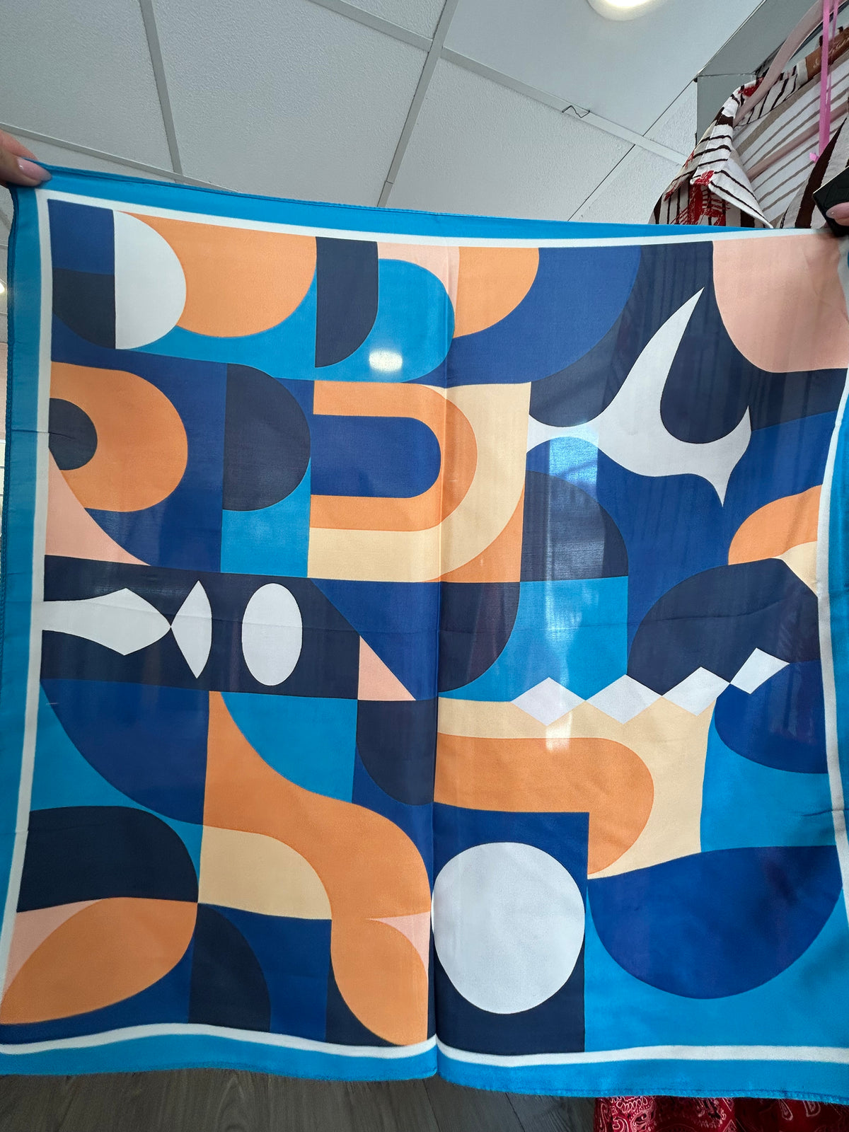 Foulard satiné imprimé jungle tigres et léopards fond rose - bordure rouge - Modadom