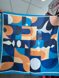 Foulard satiné imprimé jungle tigres et léopards fond rose - bordure rouge - Modadom