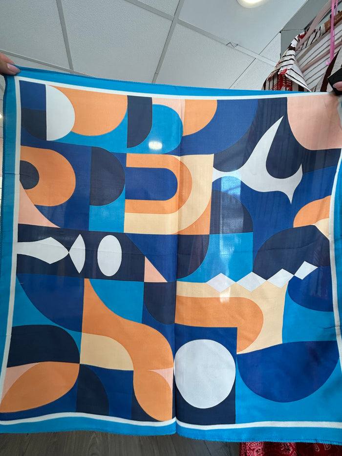 Foulard satiné imprimé jungle tigres et léopards fond rose - bordure rouge - Modadom