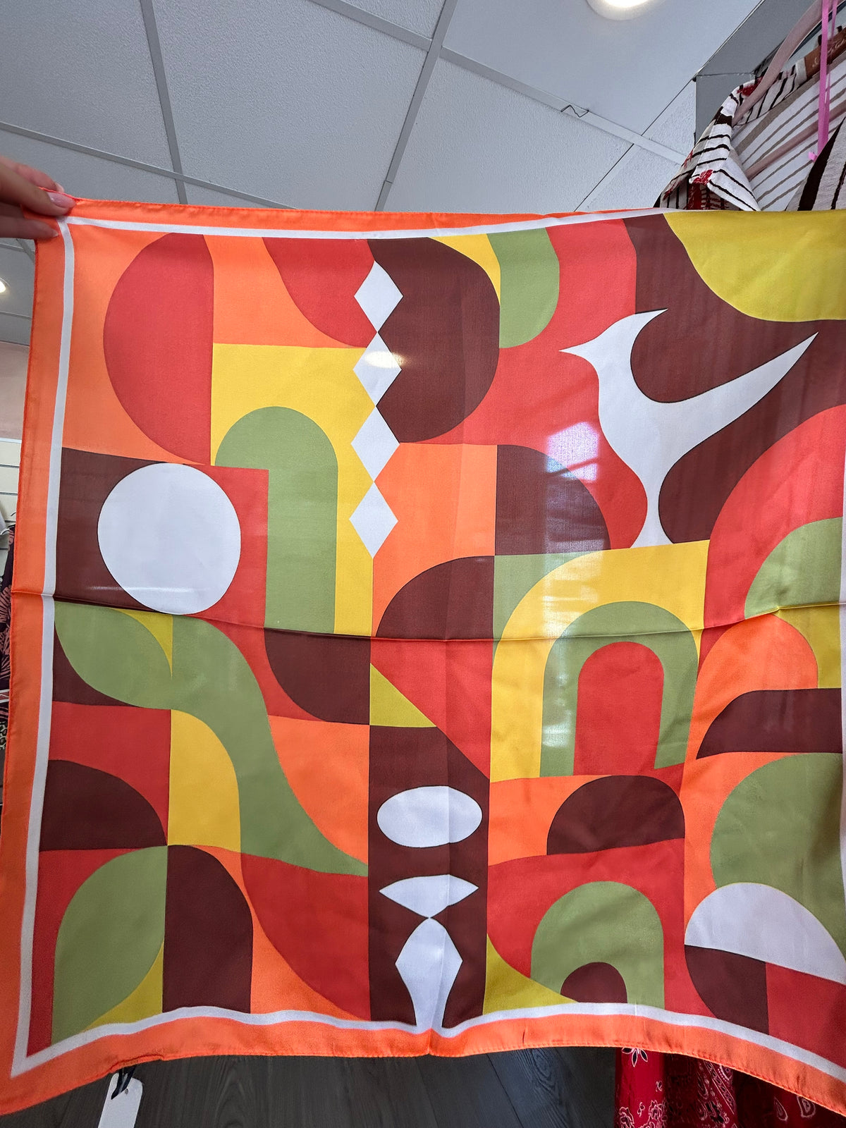Foulard satiné imprimé marguerites blanches fond rouge bordure dorée - Modadom