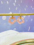Légères et délicates, ces mini créoles roses avec fleur en résine apportent une touche de douceur et de couleur à ton look ! 🌷 Leur design moderne en acier inoxydable et la fleur en résine rose ultra tendance ajoutent une touche subtile mais pleine de fraîcheur à ta tenue. Parfaites pour un look printanier et doux, ces créoles s’adaptent à tous les styles et occasions. 🌼
Un incontournable pour ta collection de bijoux ! 🎁