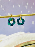 Ajoute une touche de fraîcheur à ton look avec nos mini créoles vertes en acier inoxydable, avec une fleur en résine lumineuse ! 🌿 Le vert, symbole de renouveau et d’énergie, apporte à tes tenues une touche bohème chic et dynamique. Léger et facile à porter, elles sont idéales pour une allure naturelle et colorée. 🌱
Tu vas craquer pour cette couleur pleine de vie ! 💚