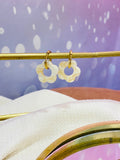 Vibrante et joyeuse, cette mini créole beigeest idéale pour apporter une touche d'énergie positive à ta tenue ! 🌞 En acier inoxydable et avec une fleur en résine jaune, cette paire de boucles d'oreilles ajoutera une touche moderne et ensoleillée à ton look. Parfaite pour l’été, elle te donne un style frais et lumineux. 🌼
Portez-la et rayonnez ! ✨