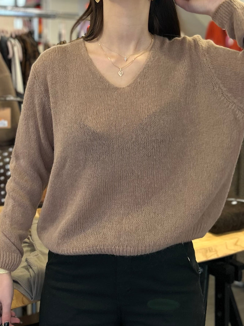 pull femme en baby alpaga ultra doux, léger et respirant, parfait pour le printemps.