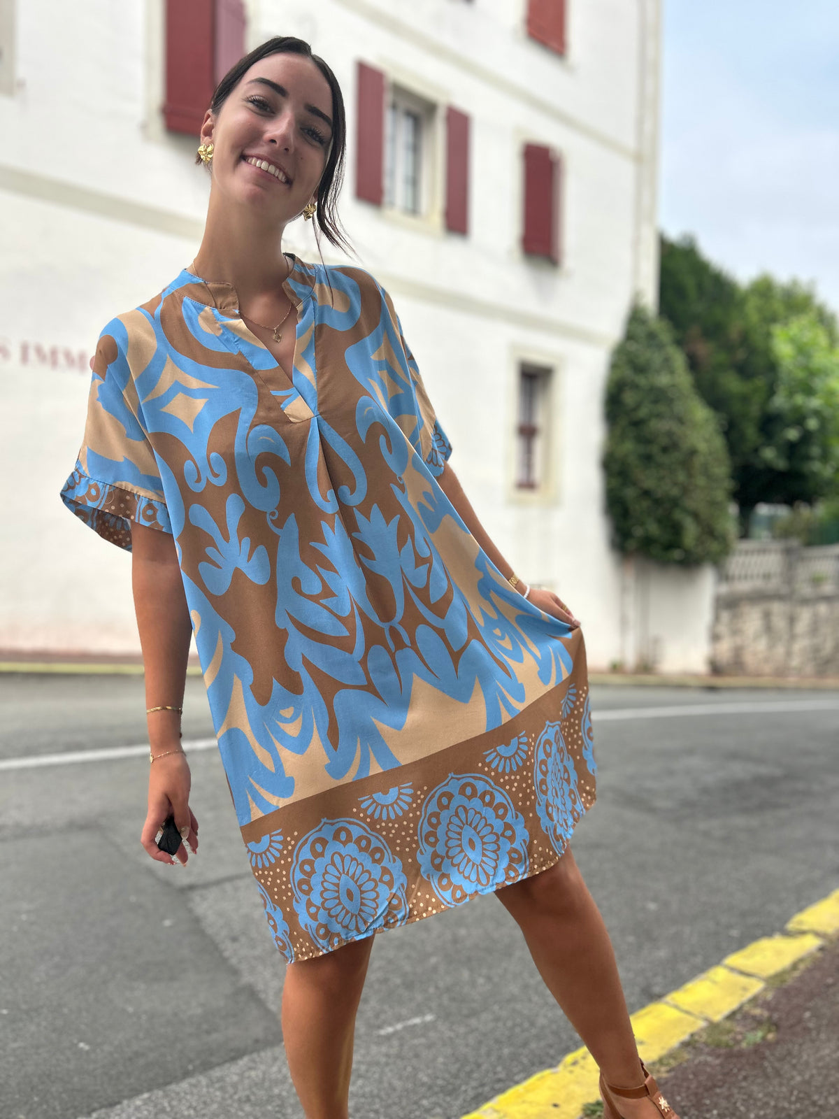 Robe imprimée bohème bleu ciel et camel – vue de face