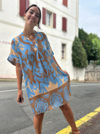 Robe imprimée bohème bleu ciel et camel – vue de face