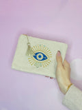 Élégante et pratique, cette trousse te permet de transporter tes petites affaires avec style, tout en ajoutant une touche de protection et de chance. 💙✨