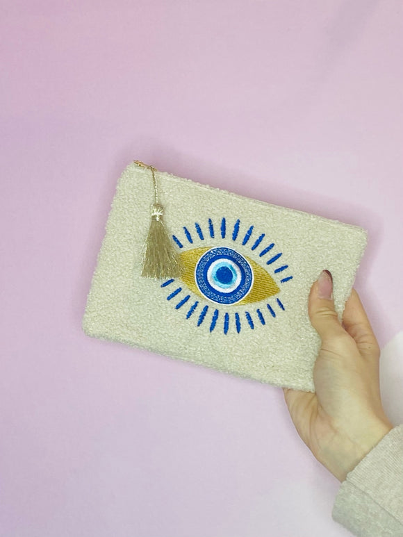 Idéale pour garder tes affaires organisées avec une touche de chic bohème. Un accessoire pratique et tendance à emporter partout ! 🌞💛