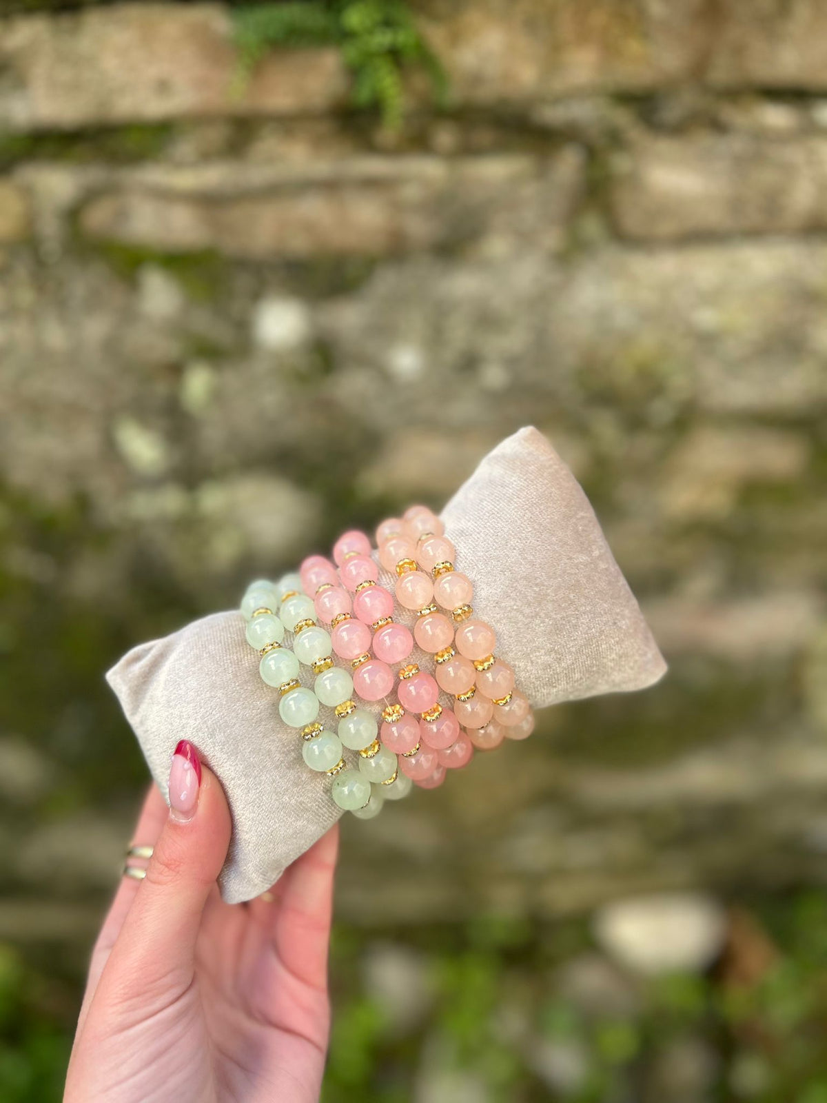 ✨ Bracelet Perlé Élégance Pastel – Détails Dorés