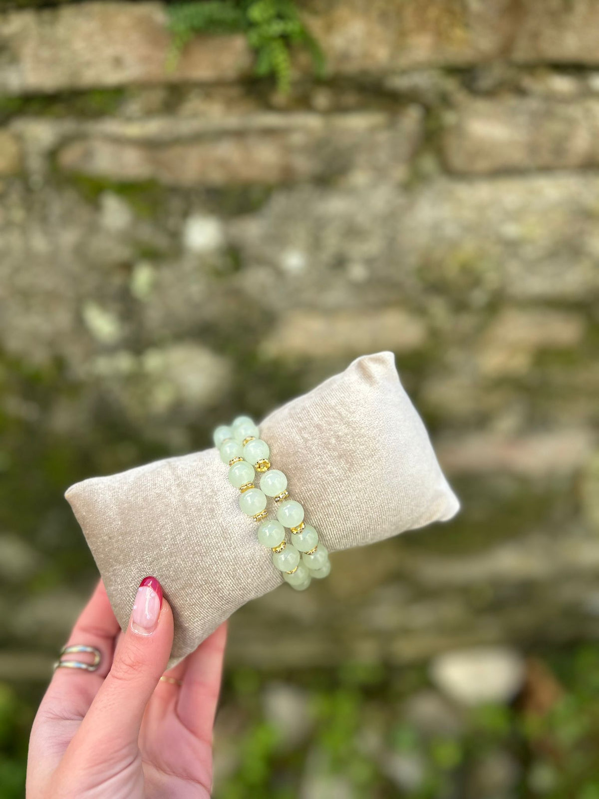 ✨ Bracelet Perlé Élégance Pastel – Détails Dorés