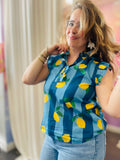 blouse bleue a rayueres avec ses citrons
