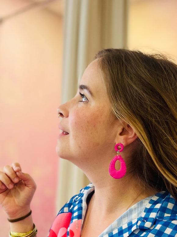 Bijoux colorés légers portés avec une chemise à carreaux