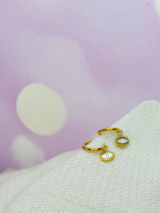  Boucles d'oreilles en acier inoxydable avec motif œil protecteur doré et strass au centre. Design moderne et symbolique avec des rayons dorés, parfaites pour ajouter une touche chic et mystique à ton look. Léger et confortable, idéal pour tous les jours. ✨👁️